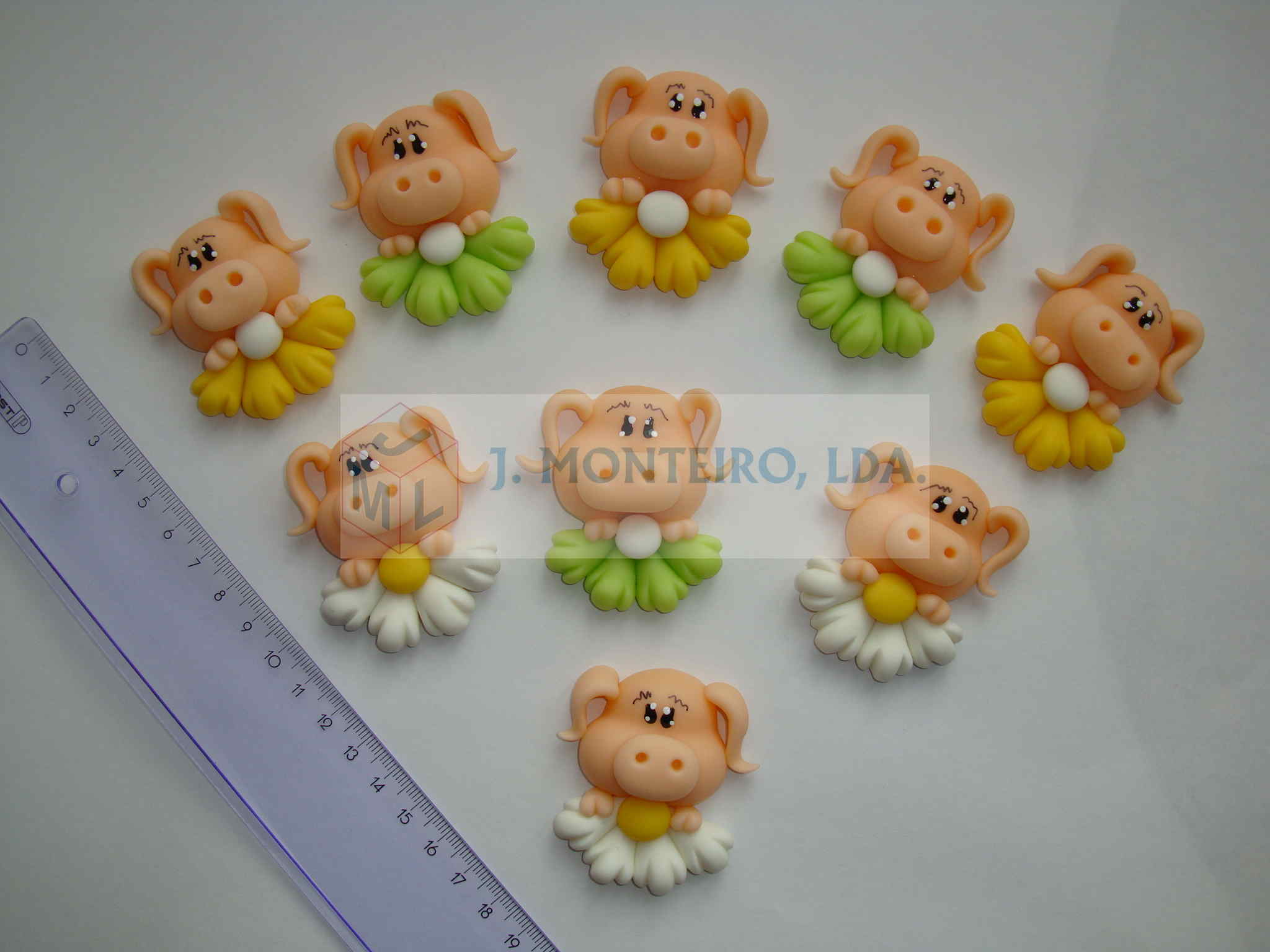 Cabeça de porco na flor em biscuit